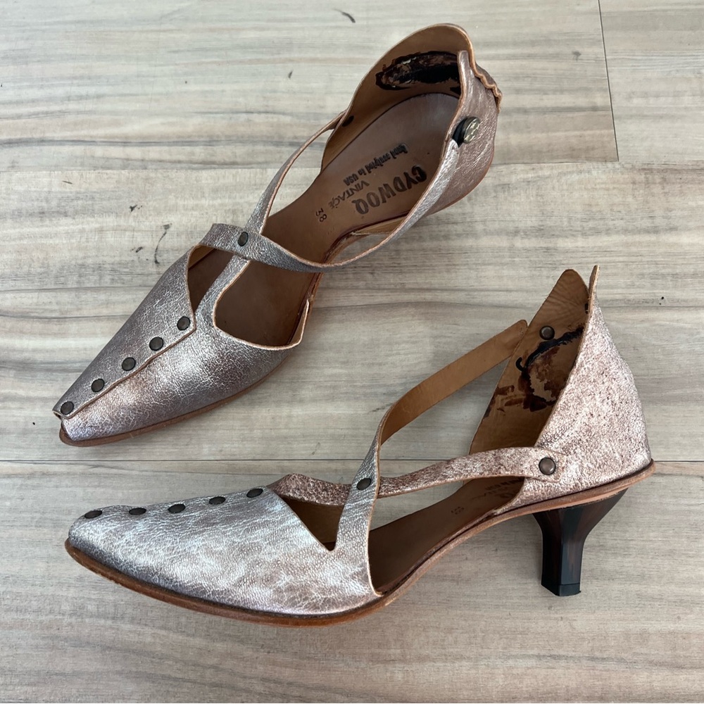 CYDWOQ Vintage content metallic stud kitten heels shoes made in US in 38